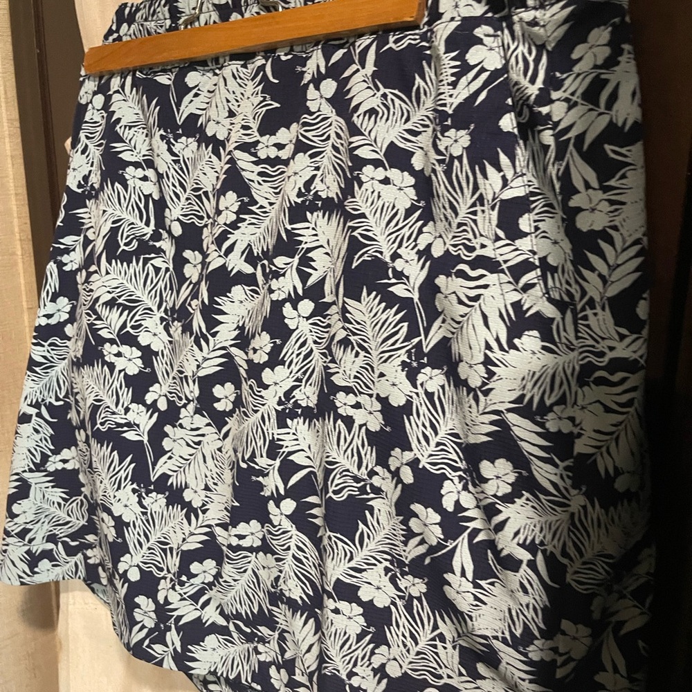 Women’s Duluth Trading Navy Blue floral skort 14